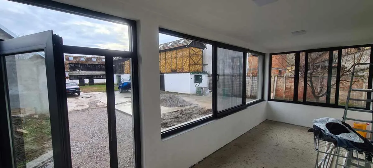 Antracit prozori u kući u gradnji