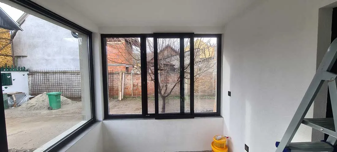 Antracit prozor u tri polja