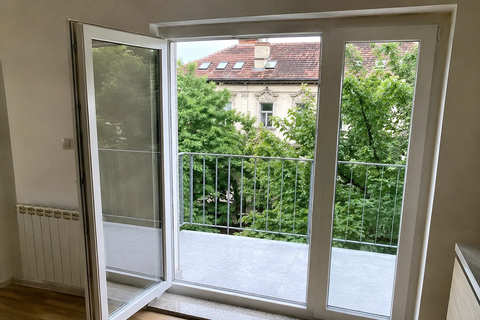 Bela PVC balkonska vrata