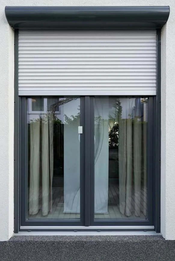Antracit PVC prozor sa belom roletnom