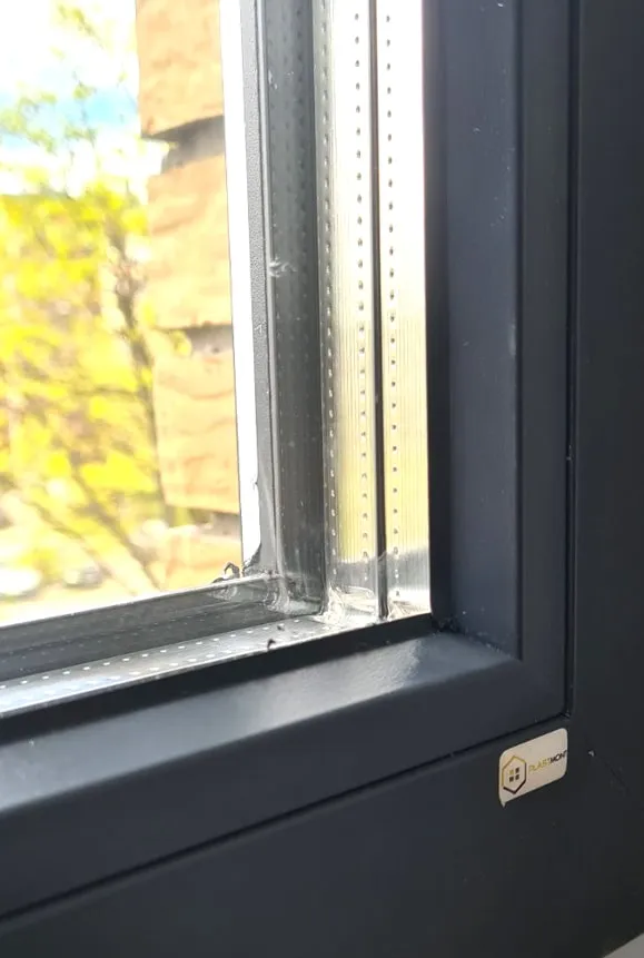 Detalj antracit PVC rama