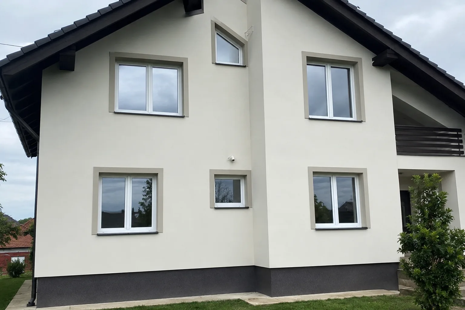 Beli PVC prozori na fasadi