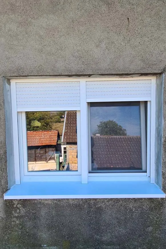 Beli PVC prozor u staroj fasadi
