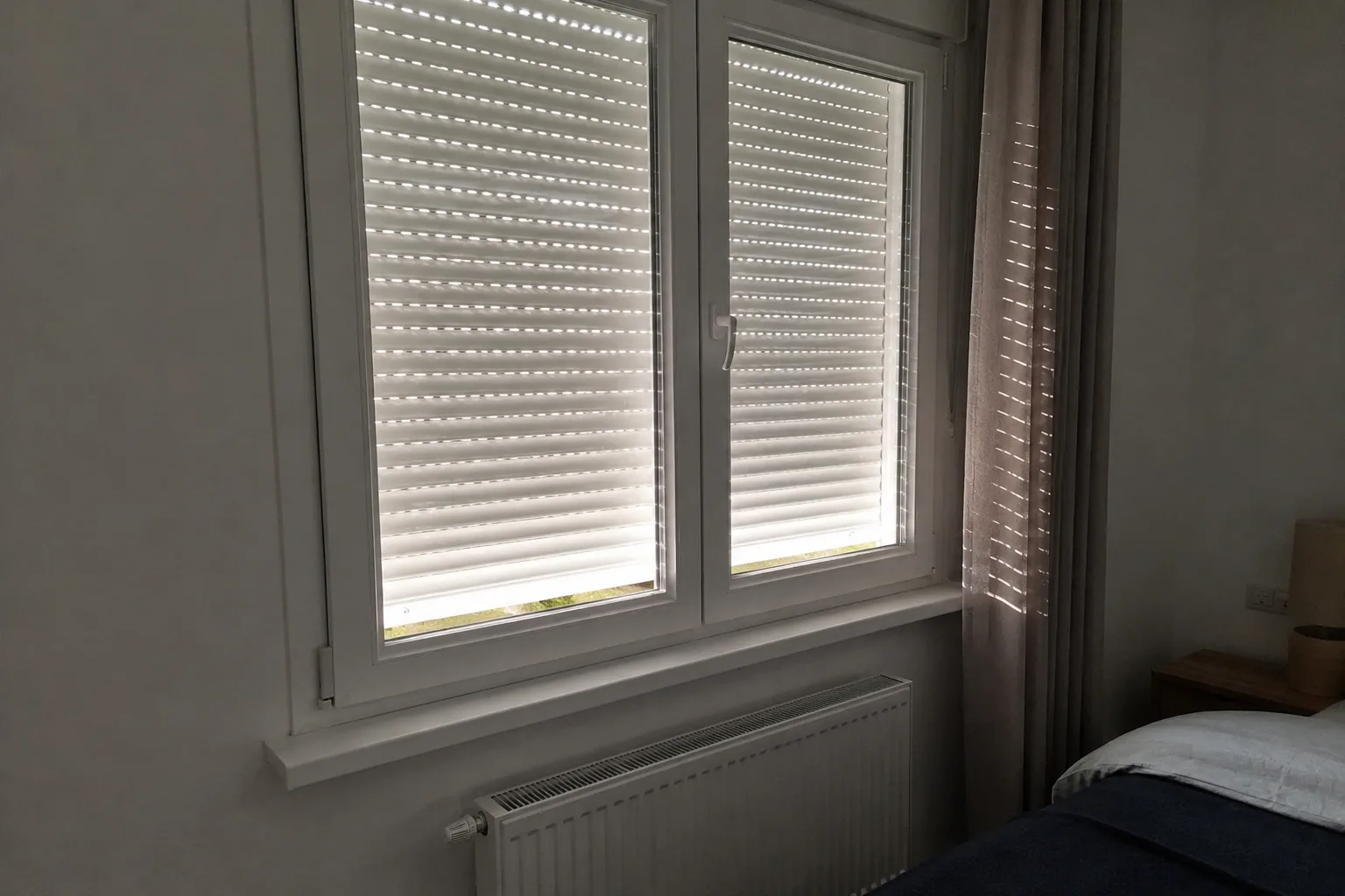Beli PVC prozor sa roletnom