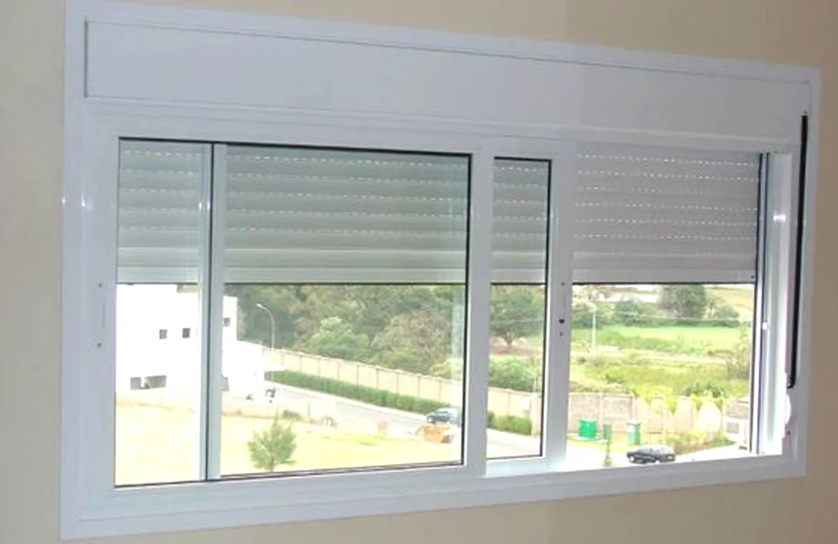 Beli PVC klizni prozor sa žaluzinom