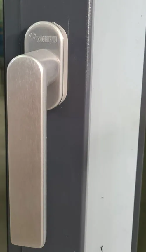 Inox ručica na antracit krilu