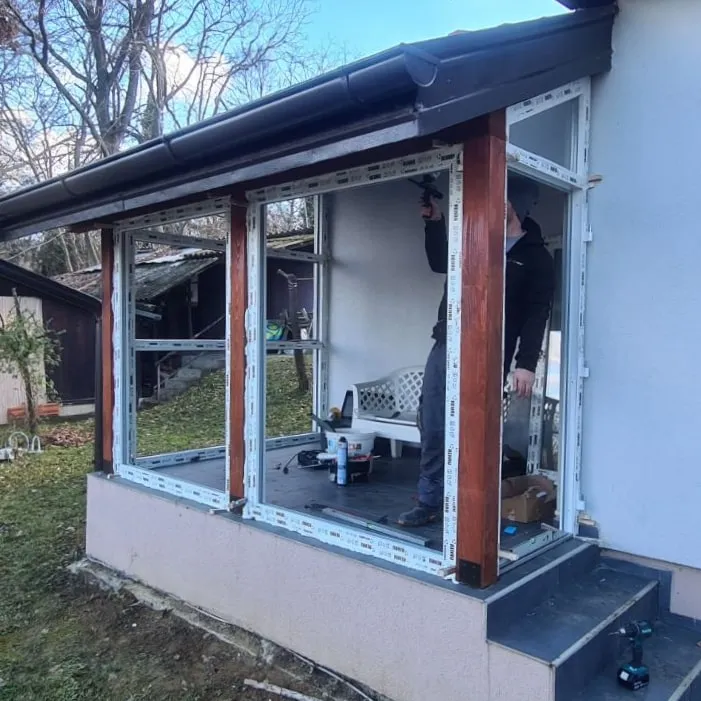 Bela PVC stolarija na terasi