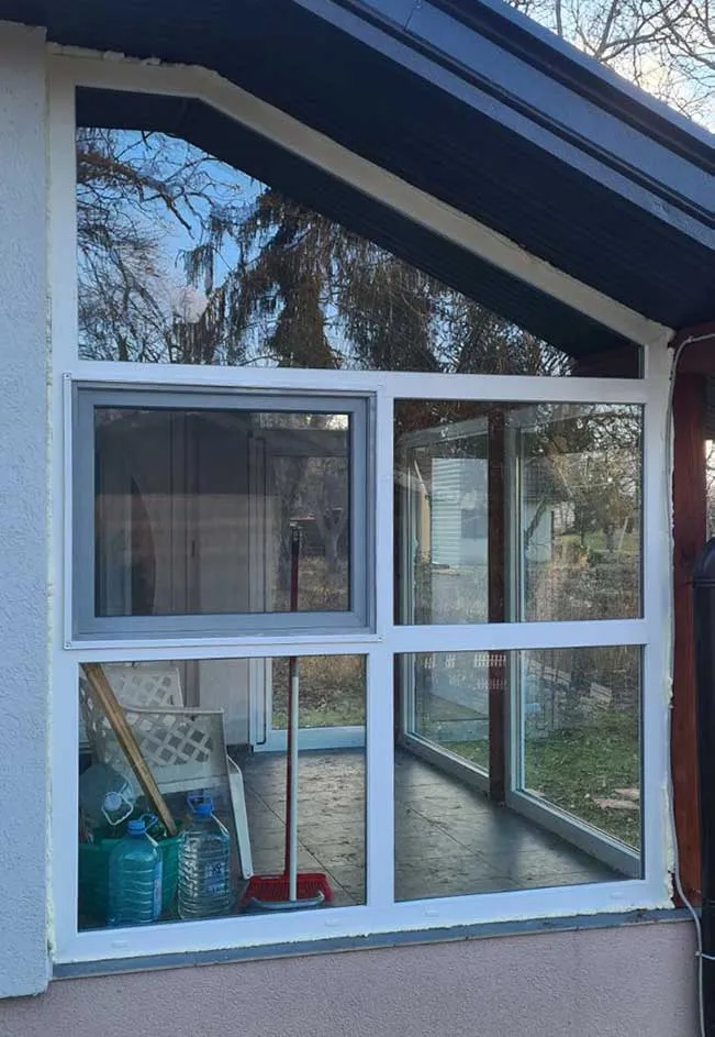 Belo PVC zabatno zastakljenje