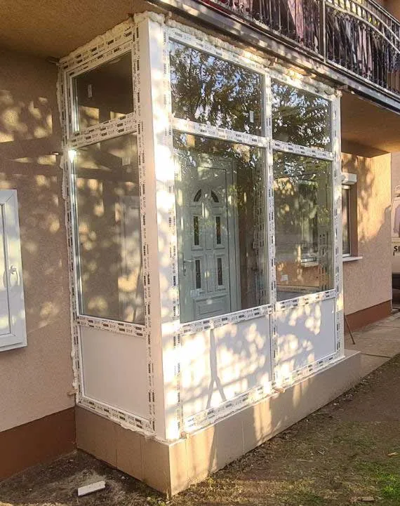 Bela PVC terasa sa ulaznim vratima