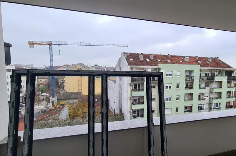 Antracit alu ramovi na terasi
