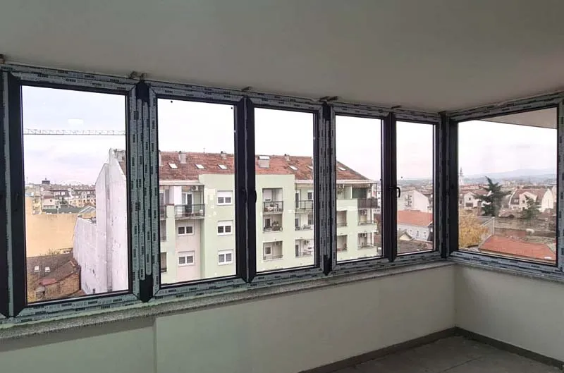 Antracit zastakljena terasa iznutra