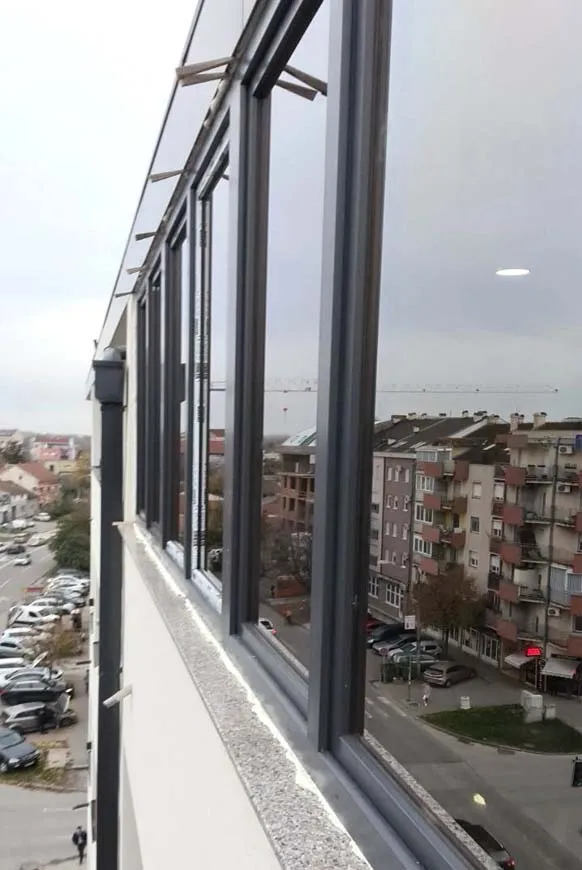 Antracit zastakljenje terase na spratu