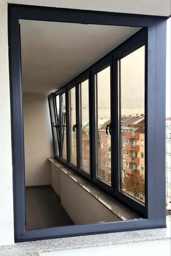 Antracit zastakljena lodža