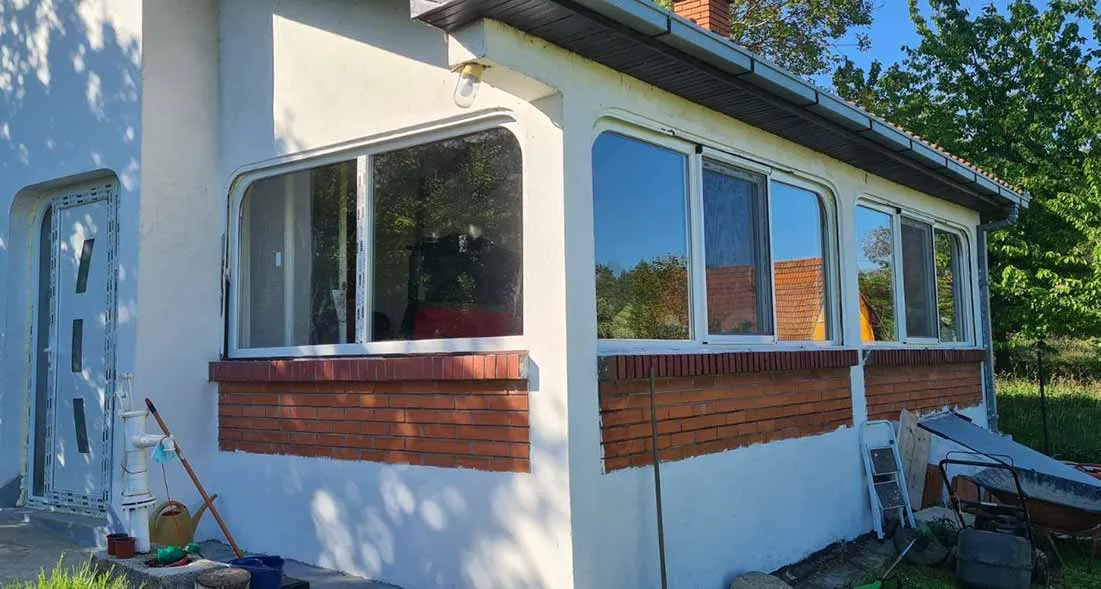 Beli PVC prozori uz drvenu oblogu