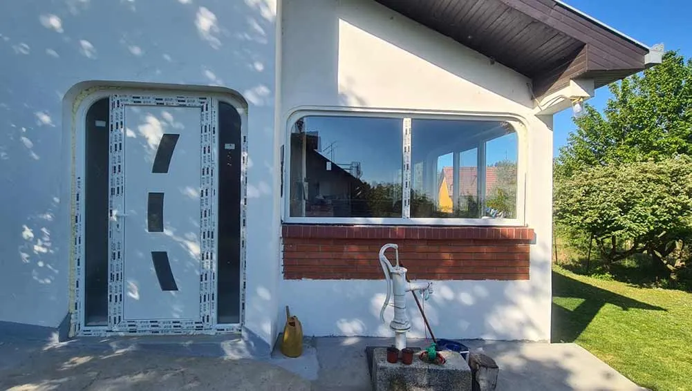 Bela PVC ulazna vrata sa bočnim prozorima